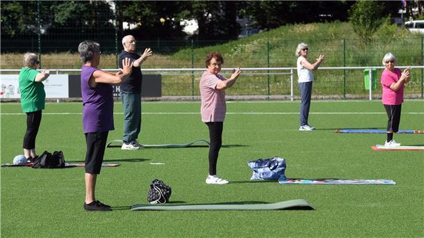 Auf dem Kunstrasenplatz des SFL Bremerhaven haben die Sportlerinnen und Sportler unter Leitung von Trainerin Astrid Schulte am Hülse mit Abstand trainiert, wie dieses Archivbild aus dem Sommer 2020 zeigt.