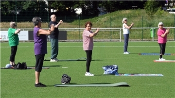 Auf dem Kunstrasenplatz des SFL Bremerhaven haben die Sportlerinnen und Sportler unter Leitung von Trainerin Astrid Schulte am Hülse mit Abstand trainiert, wie dieses Archivbild aus dem Sommer 2020 zeigt.