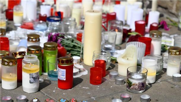 Auf dem Marktplatz vor der Kirche in Ratingen wird der Opfer gedacht.