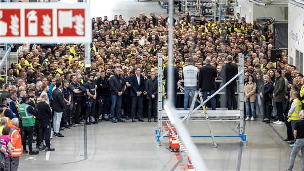 Schüsse in Mercedes-Werk - Mitarbeiter gedenken der Opfer Auf dem Mercedes-Benz-Werksgelände in Sindelfingen findet eine Schweigeminute für die Opfer statt.