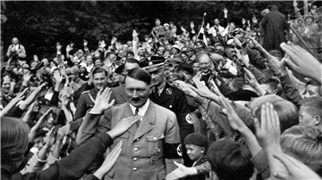 Auf dem Obersalzberg bei Berchtesgaden entsteht Mitte der 30er Jahre aus einem Ferienhaus der „Berghof“. Tagein, tagaus pilgern Menschen dorthin, um Adolf Hitler aus der Nähe sehen zu können.
