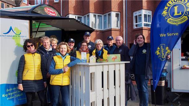 die Damen des Lions Clubs Emy Rogge Wesermarsch und die Herren des Lionsclubs Elsfleth-Nordenham auf dem Ochsenmarkt