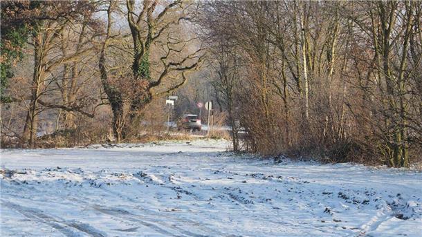 Schneebedeckter Parkplatz am Sieverner See