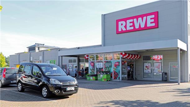 Auf dem Parkplatz des REWE am Vitusplatz herrscht schon am ersten Tag reges Treiben. Der Markt hat von Montag bis Samstag von 7 bis 22 Uhr geöffnet.
