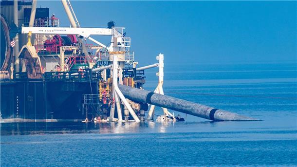 Rügener LNG-Terminal: Gericht lehnt Baustopp für Pipeline ab Auf dem Pipeline-Verlegeschiff „Castoro 10“ vor dem Strand von Lubmin bauen Fachleute an der Anbindungspipeline des umstrittenen Rügener Flüssigerdgas LNG-Terminal in Mukran.
