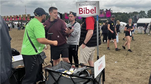 Hurricane-Liveticker: Ein Wahnsinns-Festival geht zu Ende Auf dem Platz gibts Bibeln
