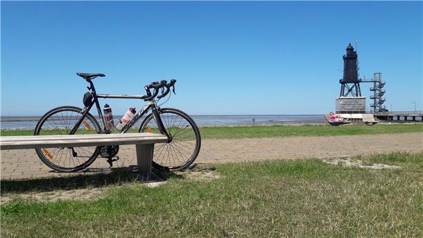 Auf dem Rad gibt es im Cuxland eine Menge zu entdecken. Der Weserradweg führt zum Beispiel am Leuchtturm Obereversand in Dorum vorbei.