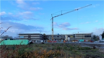 Auf dem richtigen Weg: Das Dach der neuen Grundschule Harrien an der Ladestraße wird ganz und gar für die Nutzung von Fotovoltaik genutzt.