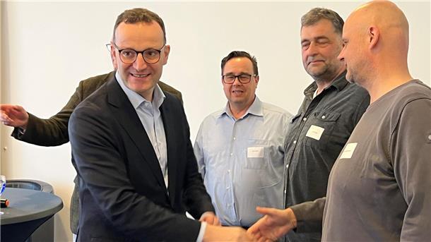 Wahlkampf: Jens Spahn auf Blitzbesuch in Stade Auf dem Sprung: Ex-Minister Jens Spahn (CDU) verabschiedet sich von den Gesprächsteilnehmern zum Thema Bioenergie.
