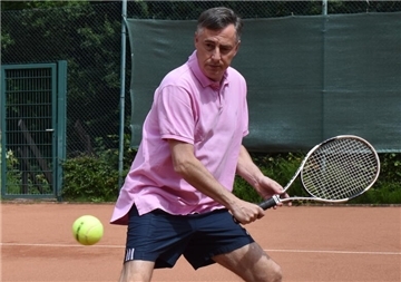 Auf dem Tennisplatz hat er es schwer gegen Tochter Mia, auf dem politischen Parkett in Brüssel aber behauptet er sich bestens: David McAllister (CDU).