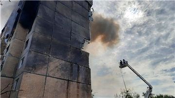 Auf dem vom Pressebüro des ukrainischen Innenministeriums zur Verfügung gestellten Foto arbeiten Rettungskräfte nach einem Raketeneinschlag an einem mehrstöckigen Wohnhaus in Krywyj Rih.