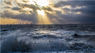 Auf dem Weg am Strand von Tossens kam die Nordsee den Spaziergängern in dieser Woche zum Abendhochwasser relativ nah.
