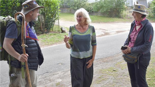 Auf dem Weg von Heeslingen nach Zeven geht die Gruppe auch am Haus von Brigitte Kammigan in Offensen vorbei, bei ihr können Pilger übernachten.