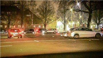 Auf dem Wilhelm-Kaisen-Platz treffen sich seit Anfang des Jahres abends und nachts immer mehr jüngere Autofahrer.