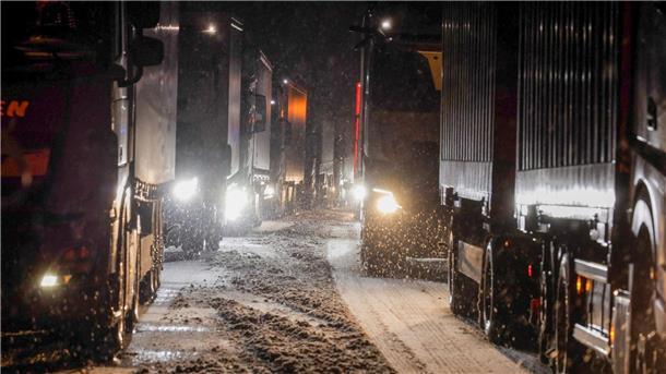 Auf den Autobahnen 4, 5 und 7 in Osthessen ging nichts mehr: Lkw sind auf der schneebedeckten Fahrbahn stecken geblieben. Es bildeten sich kilometerlange Staus, viele Autofahrer saßen in der Nacht fest.