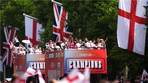 Fans feiern Englands Fußball-Europameisterinnen in London Auf den Bussen stand in großer Aufschrift „Champions“.