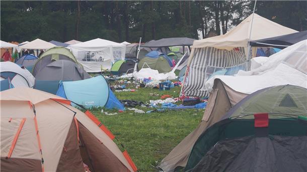 Müll, Matsch und Stau: So läuft die ABREISE beim Deichbrand-Festival (Fotos) Auf den Campingplätzen liegen Zelte, Müllsäcke und Möbel.