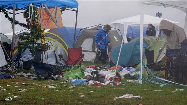 Müll, Matsch und Stau: So läuft die ABREISE beim Deichbrand-Festival (Fotos) Auf den Campingplätzen liegen Zelte, Müllsäcke und Möbel.