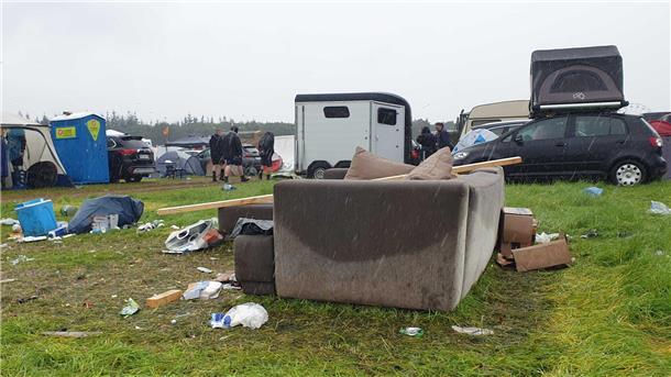 Müll, Matsch und Stau: So läuft die ABREISE beim Deichbrand-Festival (Fotos) Auf den Campingplätzen liegen Zelte, Müllsäcke und Möbel.