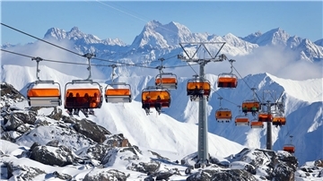 Auf den deutschen Skipisten fahren Familien noch relativ günstig.