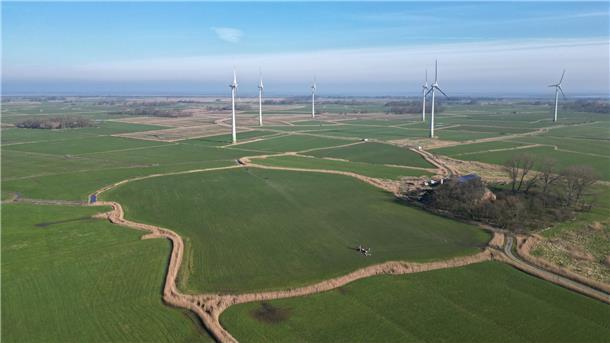 Landschaft mit Windkrafträdern, einer historischen Wurt und einem landwirtschaftlichen Gehöft in Butjadingen, aus der Luft fotografiert
