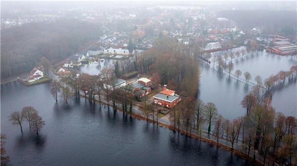 Auf den Feldern in Lilienthal bei Bremen steht das Wasser.