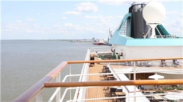 Blick von einem Kreuzfahrtschiff auf das Meer.