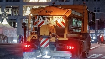 Auf den Straßen und Fußwegen kann es am Montagmorgen sehr glatt sein.