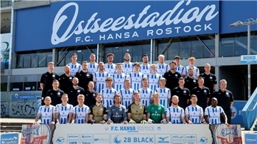 Auf den Trikots des FC Hansa Rostock wird weiter für den Energydrink „28 Black“ geworben. Wegen der wiederholten Fankrawalle will der Hauptsponsor aber die Zusammenarbeit mit dem Club beenden.