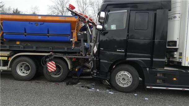 Auf der A27 bei Stotel ist ein Sattelschlepper mit einem Baustellenfahrzeug kollidiert.