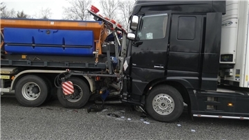 Auf der A27 bei Stotel ist ein Sattelschlepper mit einem Baustellenfahrzeug kollidiert.