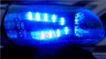 Blaulicht der Polizei.  Auf der A27 kontrollierten Spezialisten der Polizei Bremen einen defekten Gefahrguttransporter – die Weiterfahrt wurde untersagt.