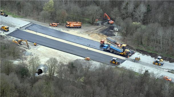 Auf der A27 wird die Asphalttragschicht neu verlegt. 
