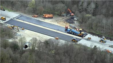 Auf der A27 wird die Asphalttragschicht neu verlegt. 
