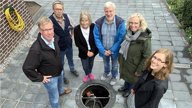 Auf der Auffahrt und über der Zisterne: Olaf Sonnenschein (von links), Peter Kirschberger, Bettina Sommer, Peter Bogun, Elke Schulze-Berger und Judith Bremer.