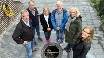 Auf der Auffahrt und über der Zisterne: Olaf Sonnenschein (von links), Peter Kirschberger, Bettina Sommer, Peter Bogun, Elke Schulze-Berger und Judith Bremer.