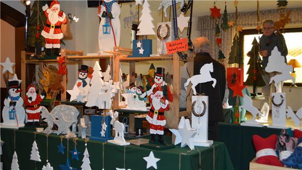 Adventsausstellung in der Gaststätte Wrieden Auf der Ausstellung werden unter anderem Schmuck, Deko- und Geschenkartikel angeboten.