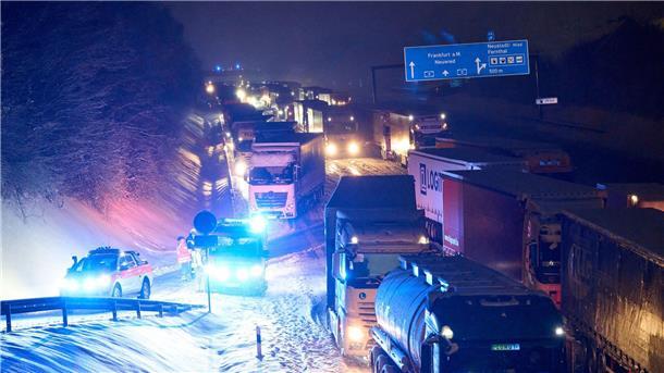 Auf der Autobahn A3 bildete sich aufgrund starken Schneefalls bei Neustadt/Wied in beiden Fahrtrichtungen ein kilometerlanger Stau.