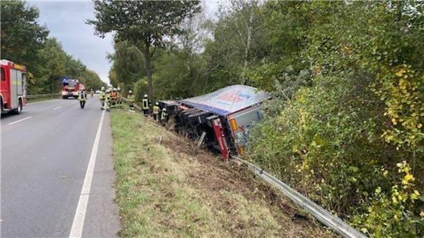 Sattelzug verunglückt - Fahrer verletzt, stundenlange Sperrung Verunglückter Sattelzug bei Rotenburg