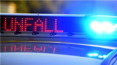 Auf der B212: Hoher Schaden bei Auffahrunfall in Nordenham UNfallzeichen und Polizeiblaulicht