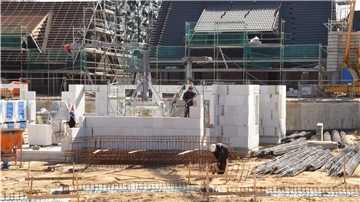 Auf der Baustelle für das neue Wohnprojekt der Lebenshilfe Bremervörde/Zeven wird auch in Zeiten der Corona-Krise fleißig weitergearbeitet. Die Wände für die Wohnhäuser wachsen stetig in die Höhe.