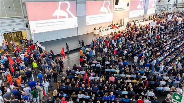 Auf der Betriebsversammlung in Wolfsburg begrüßen Mitarbeiter den Vorstand mit scharfem Protest gegen die jüngsten Sparpläne.