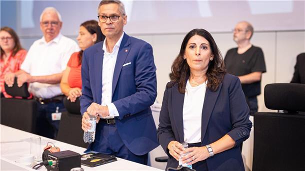 Auf der Betriebsversammlung in Wolfsburg kündigen IG Metall und Betriebsrat erbitterten Widerstand gegen die jüngsten Sparpläne an.
