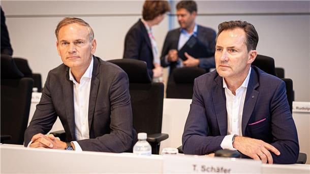 Auf der Betriebsversammlung in Wolfsburg verteidigen die VW-Vorstände ihre jüngsten Sparpläne.