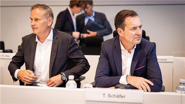 Auf der Betriebsversammlung in Wolfsburg verteidigen die VW-Vorstände ihre jüngsten Sparpläne.