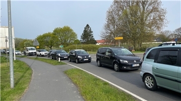 Auf der Blexer Seite der Weserfähre bildeten sich am Freitagmorgen Autoschlangen bis an die Burhaver Straße.