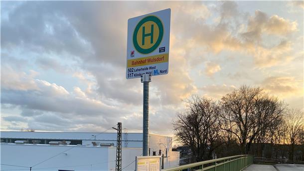 Bekommt Wulsdorf einen neuen Tempo-30-Bereich? Auf der Brücke am Wulsdorfer Bahnhof steht bereits die neue Bushaltestelle.