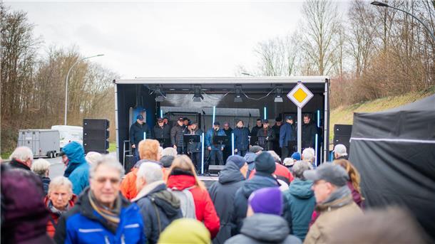Bremerhaven feiert seinen Hafentunnel: Die schönsten Bilder von der Eröffnung Auf der Bühne der Hafentunneleinfahrt stimmte der Shantychor Dorum maritimes Liedgut am Sonntagvormittag an.