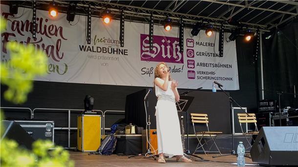 Auf der Bühne gibt sie alles: Georgia begeistert das Publikum mit ihrer Performance auf dem Familien-Festival Freiräume im Waldfreibad Cuxhaven-Sahlenburg.