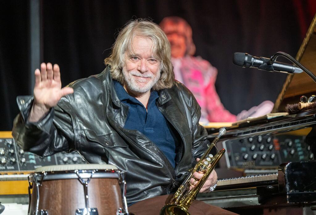 Helge Schneider wird 70 - und macht weiter Quatsch und Musik Auf der Bühne ist der Unterhaltungskünstler schon seit mehreren Jahrzehnten zu Hause. (Archivbild)